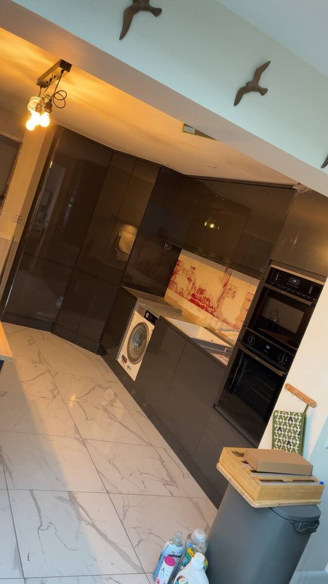 Dark gloss handleless kitchen installation